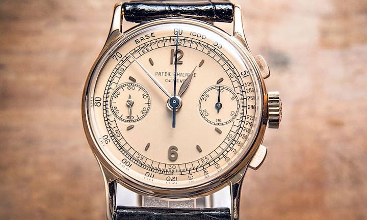 Patek Philippe 1947: Patek Philippe (Ref. 130)
Seltene Armbanduhr mit Chronograph und Tachymeter-Skala. Gehäuse 18-Karat-Rotgold. Durchmesser 33 Millimeter. Handaufzugwerk. Goldkrone mit Calatrava-Kreuz im Relief. Rechteckige Drücker. Lachsfarbenes Zifferblatt, zwei vertiefte, mit Chemin de fer versehene Hilfszifferblätter, bei 9 Uhr für die konstante Sekunde, bei 3 Uhr für den 30-Minutenzähler des Chronographen. Mit Stammbuch-Auszug. Preis: Auf Anfrage (geschätzt um die 90 000 Franken)