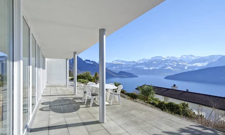 Am gut besonnten Südhang der Rigi liegt die Liegt die steuergünstige Luzerner Gemeinde Weggis auf einem Gebiet zwischen 434 und 1'659 Meter über Meer. Das Grundstück misst 1'633 Quadratmeter.