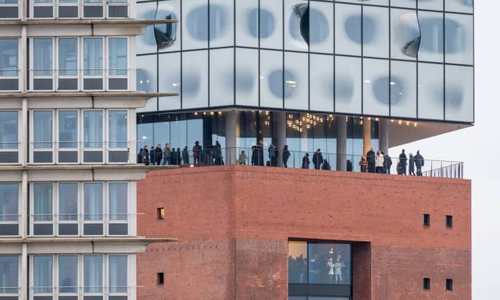 Bereits früher zugänglich war die öffentliche Aussichtsplattform zwischen dem historischen Kaispeicher und dem gläsernen Neubau.