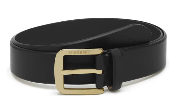 Gold: Mulberry Dieser Buckle-Gürtel aus glattem Leder hat abgerundete Kanten. Genauso wie seine goldene Schnalle mit Mulberry-Schriftzug. Auch in braun erhältlich. Preis 230 Franken