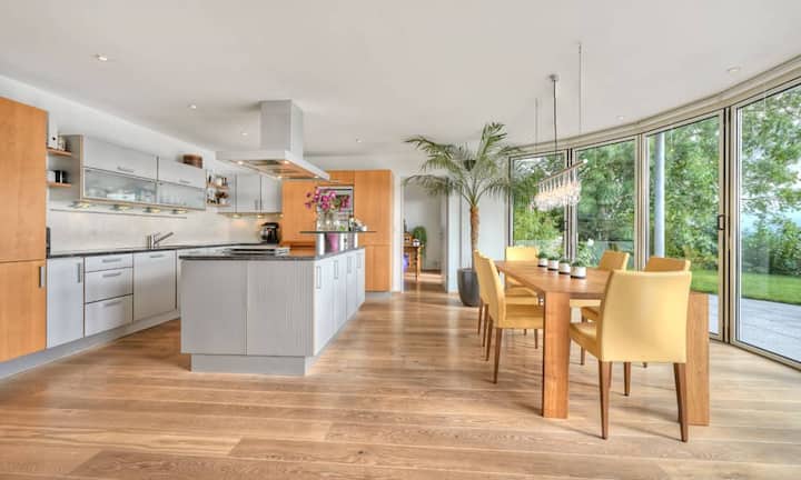 Die grossen Fensterfronten schaffen eine angenehme Wohnatmosphäre.