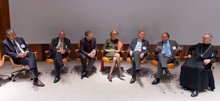 Das Diskussionspanel: Hans Klaus, KLAUS-METZLER-ECKMANN; Hanspeter Lebrument, Präsident Schweizer, Präsident Verband Schweizer Medien; Moderator Patrick Rohr; Beatrice Tschanz, Kommunikationsberaterin; Stefan Nünlist, Kommunikationsleiter SBB; Markus Will, goodwill communications; Abt Martin Werlen, Kloster Einsiedeln