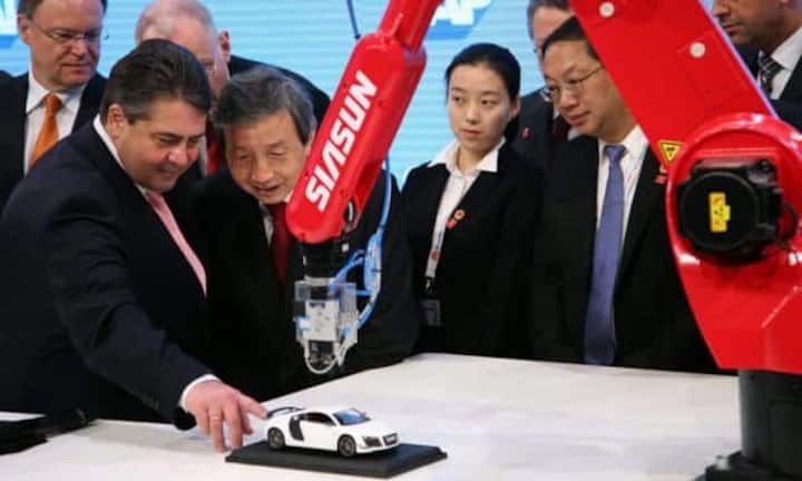 Auch grosse Kinder wollen spielen: Deutschlands Vizekanzler Sigmar Gabriel und der chinesische Vizepremier Ma Kai erfreuen sich am Computerarm von SAP.