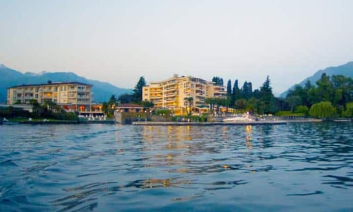 Rang 2: Eden Roc, Ascona. Zwar könnten die beiden Hotelgebäude genauso gut in Miami Beach stehen – doch vor diesem Eindruck bewahrt die grandiose Naturkulisse und das gute Gefühl, hochwillkommen zu sein. Platz 2 im BILANZ-Ranking der besten Ferienhotels der Schweiz.