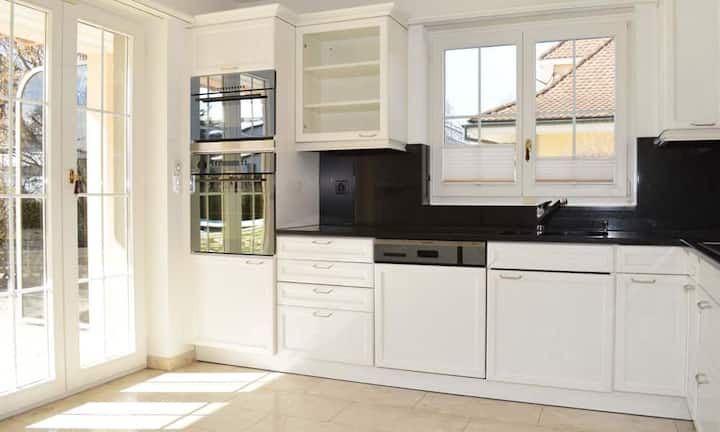 Die angrenzende Küche, mit Zugang zur Gartenterrasse befindet sich ebenfalls im Erdgeschoss.