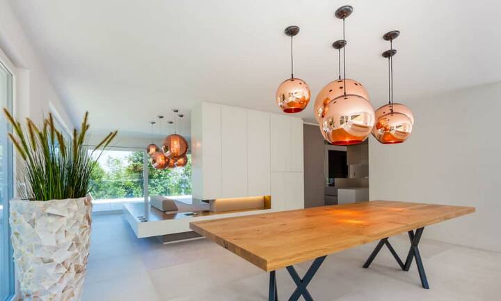 Auf einer 55 m2 grossen Terrasse, mit beeindruckender Aussicht, lässt sich das Ambiente gut geniessen. Durch die Privatsphäre im Garten kann man den Abend gut ausklingen lassen.