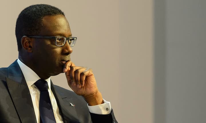 Credit-Suisse-Chef Tidjane Thiam verdient mit knapp 4,6 Millionen Franken 2015weniger als sein Vorgänger Bradley Dougan. Allerdings hat er auch erst im Juli angefangen. UBS-Chef Ermotti hat aber deutlich Vorsprung, auch wenn Thiam der «geringe» Verdienst mit einem Aktienpaket von 14,3 Millionen Franken versüsst wurde. Dieses erhielt er als Kompensation für entgangene Boni bei seinem vorherigen Arbeitgeber Prudential.