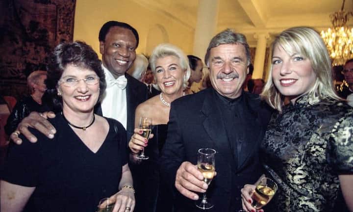 Der Opernsänger Simon Estes (Zweiter von links) singt am 16. Juni 1996 in Zürich am «Rock gegen Hass»-Konzert und posiert hernach mit geladenen Gästen. Mit dabei ist Hausi Leutenegger (Zweiter von rechts).