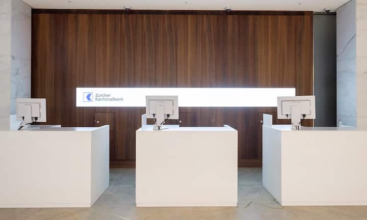 Die ZKB hat in 63 Filialen Schliessfächer, in 21 davon sogar mit 24-Stunden-Zugang. Dafür gibt es allerdings kein Schlüsseldepot. 150 Franken zahlen Kunden im Jahr für ein Schliessfach der Grösse 4,8 x 23,5 x 37 Zentimeter. Der Literpreis der kleinsten Fächer liegt bei 35,90 Franken.