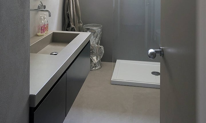 Kontrapunkt: Geometrische Formen setzen in den Badezimmern einen Gegensatz zur Nostalgie-Garnitur des Hauses. (Bilder: Gianni Franchellucci, Zapaimages)