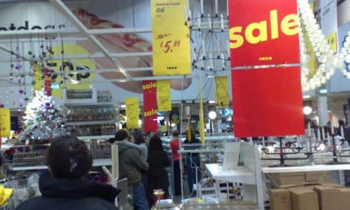 Auch bei Ikea kann das markante Logo wegfallen und Produkte wie Sultan, Klippan oder Lack verraten dem Kunden sofort, da steckt das schwedische Möbelhaus dahinter.Mark Hillary/CC/flickr