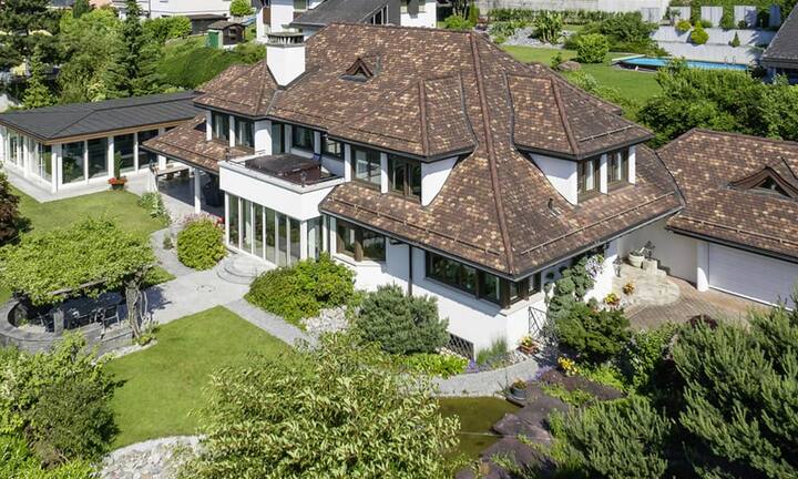 Das grosszügige Grundstück bietet viel Privatsphäre und es gibt mehrere Sitzplätze, Terrassen, einen Balkon und…