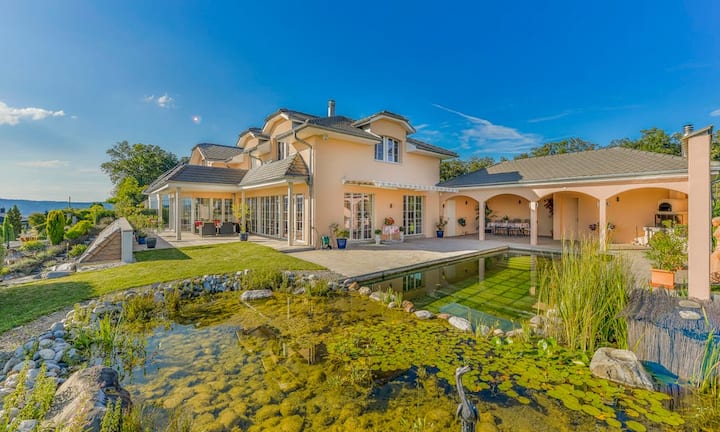 Ganz schön pompös: Schon die Sicht von aussen deutet auf die Grösse des Anwesens hin.