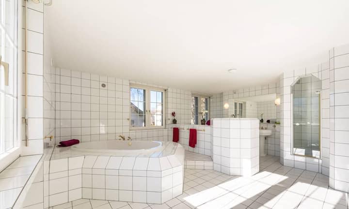 Eines von insgesamt vier Badezimmern.