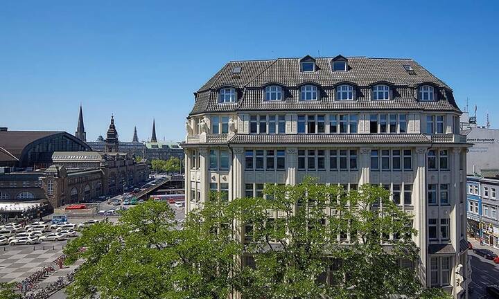 Einen kurzen Weg zueinander haben auch Grossbritanniens Premierministerin Theresa May, Indiens Ministerpräsident Narendra Modi, Brasiliens Präsident Michel Temer und Nguyen Xuan Phuc aus Vietnam. Sie wohnen den Berichten zufolge gemeinsam im «Reichshof» unweit des Hamburger Hauptbahnhofs. PR