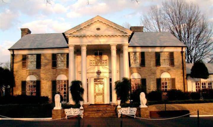 Der Sänger lebte bis zu seinem Tod über 20 Jahre lang auf Graceland. Das Anwesen ist seit Jahrzehnten eine Pilgerstätte für Elvis-Fans. Jährlich lockt sie rund 600'000 Besucher an.