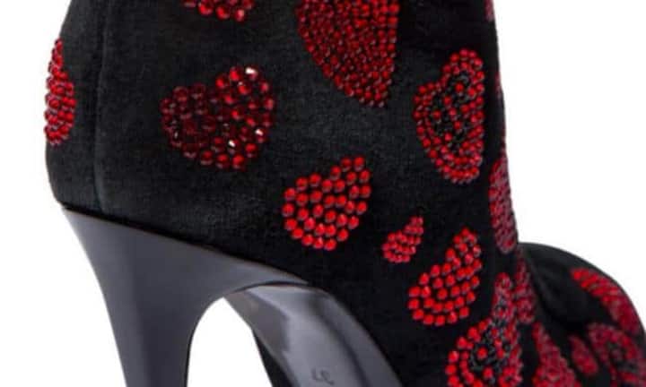 Das Material: Wildleder mit roten Kristallsteinen. Dass das Leder von der Kuh stammt, erzürnt die indischen Hindus noch mehr.