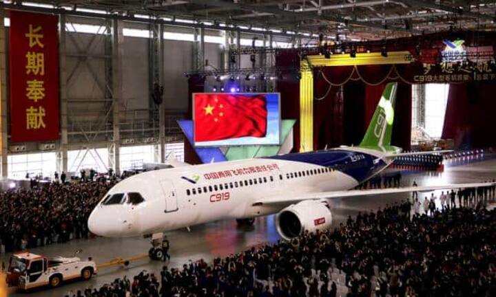 Nach sieben Jahren Entwicklung ist in Shanghai die erste Maschine des selbst entwickelten chinesischen Passagierflugzeugs C919 vom Band gerollt.