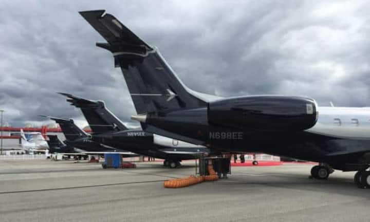 Seite an Seite präsentieren Hersteller und Business-Fluggesellschaften ihre Produkte, wie hier Embraer. Die Brasilianer haben gleich eine kleine Flotte mitgebracht.