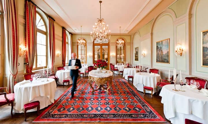 Platz 7: Les Trois Rois, Basel.Das Les Trois Rois in Basel verlor einen Platz von sechs auf sieben. Das sichert ihm dennoch unseren Respekt und viele glückliche Gäste. Die Küche von Peter Knogl zählt zu den besten im Land, der Service im ganzen Hotel hat ein sicheres Gespür für die Anforderungen des Moments.