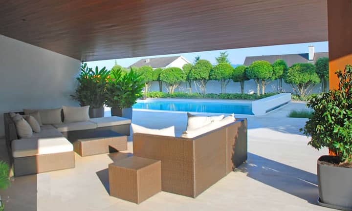 Auch die gediegene und gedeckte Lounge lässt sich sehen und lädt zum Verweilen ein.