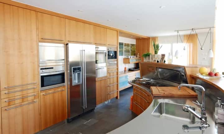 .. .lädt zum Kochen ein, und ist aus hellem Holz gefertig sowie auch...