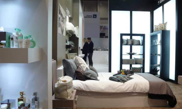 Weitere Firmen widmen sich der (luxuriösen) Innenaustattung. Zu den führenden Unternehmen gehört Boutsen Design. Die Firma bietet in Zusammenarbeit mit 140 Luxusmarken individuelle Einrichtungen für Flugzeuge und Jachten.