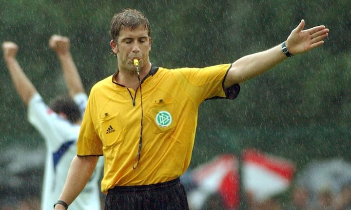 Der Fussball-Wettskandal 2005 gilt als die grösste Affäre im deutschen Fussball seit dem Bundesliga-Skandal in der Saison 1970/71. Robert Hoyzer (auf dem Bild) gab zu, Spiele der 2. Fußball-Bundesliga, des DFB-Pokals und der Fußball-Regionalliga manipuliert zu haben.