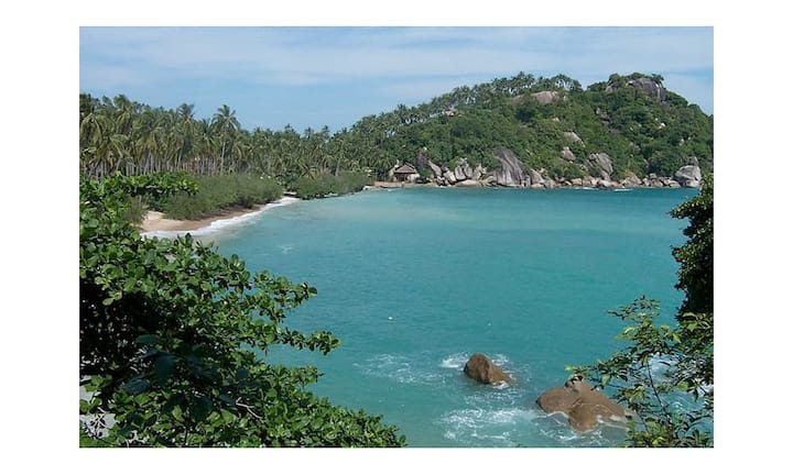 Ko Phangan ist beim jungen Partyvolk vor allem für ihre «Fullmoon-Party» am Haad Rin Strand bekannt. Aber auch Ruhe suchende Besucher werden ihre wahre Freude haben. Im abgelegenen Norden der Insel gibt es unzählige, leere und traumhafte Buchten. (Bild: Wikimedia/Micha Schmidt/CC)