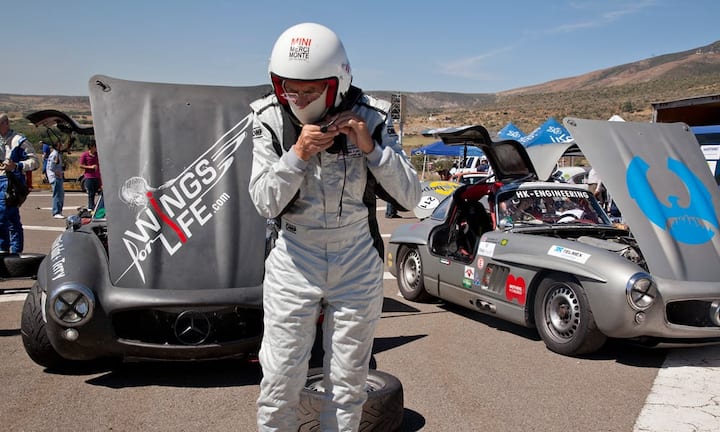 Der Österreicher Gerald Brandstetter bereitet sich bei einem kurzen Servicestopp auf neue Abenteuer vor.