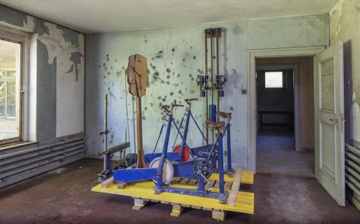 Fitnessgeräte aus den 30er-Jahren stehen noch in den Räumlichkeiten.