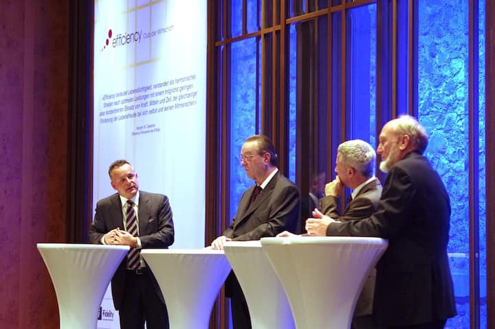 Angeregte Diskussion vor vollem Saal: Christian A. Katz, CEO, SIX Swiss Exchange; Oswald Grübel, ehemaliger CEO, UBS; Moderator Reto Lipp; Hans-Werner Sinn, Ökonom