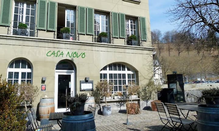 Im ältesten Teil der Stadt, gleich neben der Untertorbrücke liegt das Casa Novo, wo man auf einer Terrasse gleich über der Aare zu sehr guten Weinen die Seele baumeln lassen kann. (Bild: Panoramio/Magda Ghali)