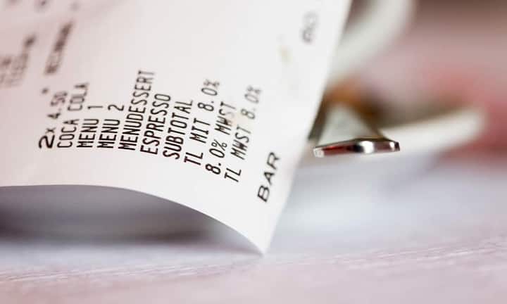 Zur Finanzierung des demografischen Wandels wird die Mehrwertsteuer um 0,6 Prozent erhöht. 0,3 Prozent davon werden ab Anfang 2018 erhoben. Weil zeitgleich die IV-Zusatzfinanzierung ausläuft, bleibt der Normalsatz unverändert bei 8,0 Prozent. Der zweite Schritt folgt 2021. Der Normalsatz steigt dann auf 8,3 Prozent. Die zusätzlichen Einnahmen für die AHV belaufen sich auf 2,14 Milliarden Franken.