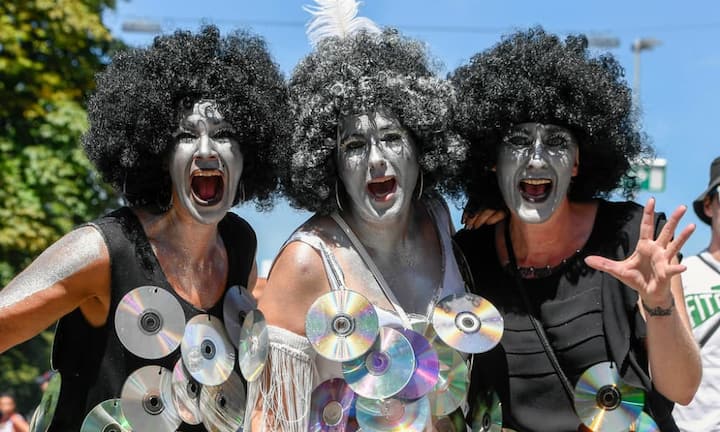 Ob mit Perücken und CDs...