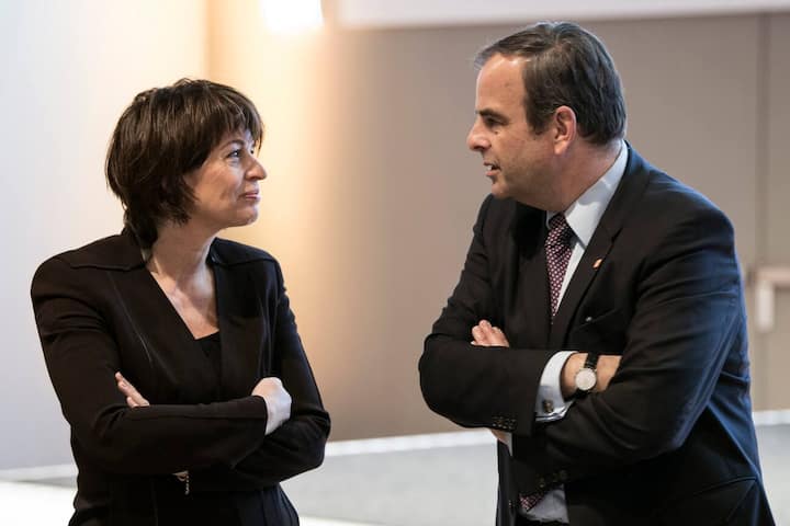 Bundesraetin Doris Leuthard, Parteipraesident und Nationalrat Gerhard Pfister, ZG, von links, unterhalten sich an der Delegiertenversammlung der CVP Schweiz, am Samstag, 27. Januar 2018, in Bern. (KEYSTONE/Peter Schneider)