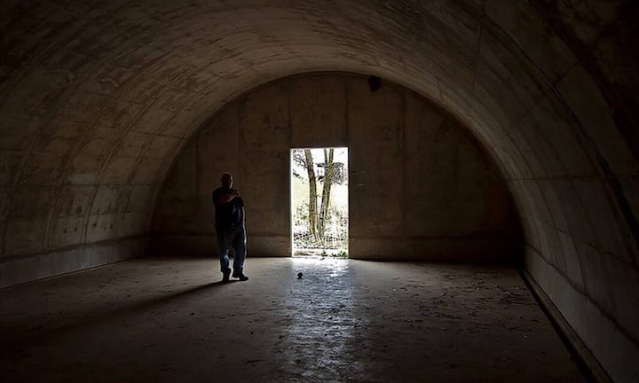 Die Konstruktion aus South Dakota wurde ursprünglich vom Army Corps of Engineers im Jahr 1942 als Militärfestung gebaut. Darin wurden Munition und Sprengstoffe gelagert. Die Gebäude können einer schweren Druckwelle widerstehen.
