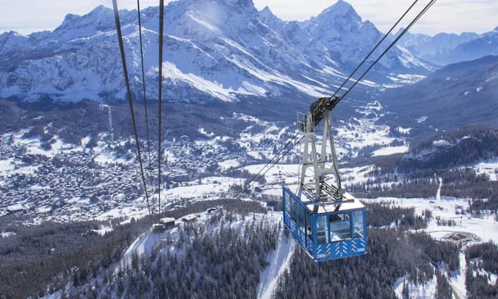 Die Videogene: Die Freccia-Kabelbahn im italienischen Cortina d’Ampezzo besitzt den meisten Hollywood-Glanz. Sie war bereits Kulisse für mehrere Hollywoodstreifen: so zum Beispiel in den Filmen «James Bond – In tödlicher Mission» und «Cliffhanger» mit Sylvester Stallone.   freccianelcielo.com