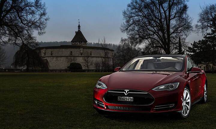 Wahrzeichen und Statement: Der über hunderttausend Franken teure Tesla vor dem Munot in Schaffhausen.     Das Auto hat der Fotograf Patrick Stoll exklusiv für handelszeitung.ch in Szene gesetzt.