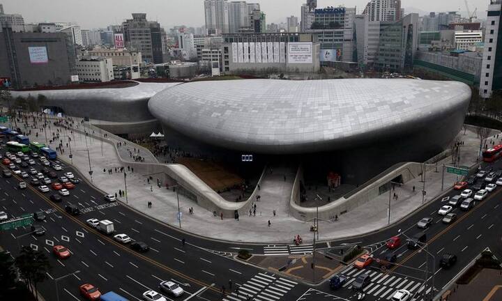 Zaha Hadids Modetempel steht im trendigen Stadtteil Dongdaemun.