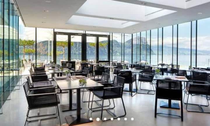 ...Vitznau am Vierwaldstättersee. In der 2000-Einwohner-Gemeinde im Kanton Luzern gibt es bereits ein Zwei-Sterne-Restaurant, das Focus. Neu haben ein Stern das Prisma...
Screenshot Prisma