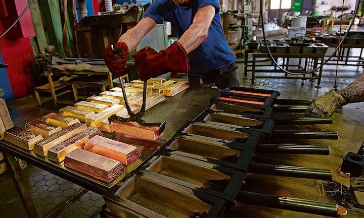 Auf dem Tisch liegen 22 Standardbarren zu je 12,5 Kilogramm. Aktueller Gegenwert: mehr als 10 Millionen Franken.Bilder Adriano Heitmann