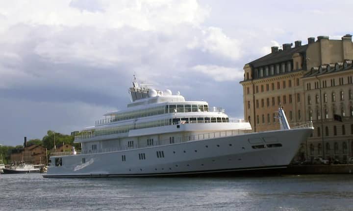 Platz 11: Rising Sun — 138 Meter Gebaut wurde die Rising Sun ursprünglich im Jahr 2004 für den Oracle Chef-Larry Ellison. Der verkaufte sie jedoch an den Musikproduzenten David Geffen und liess sich selbst eine neue Jacht bauen. Mac/Wikimedia/CC