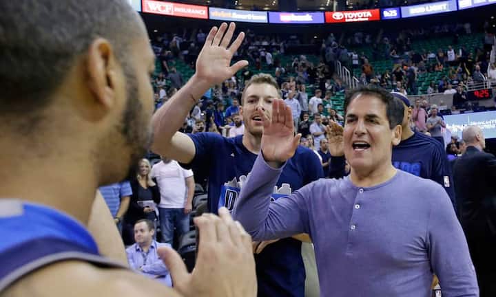 Seit dem Jahr 2000 gehört das Basketball-Team Dallas Mavericks dem Investor und Selfmade-Milliardär Mark Cuban (geschätztes Vermögen 3,2 Milliarden Dollar). Mit den Strategien, die Cuban auch in der Geschäftswelt einsetzt, schaffte er es, den zuvor erfolglosen Club wieder in die Spur zu bringen. 2011 gewannen die Dallas Mavericks sogar zum ersten Mal die NBA Meisterschaft.