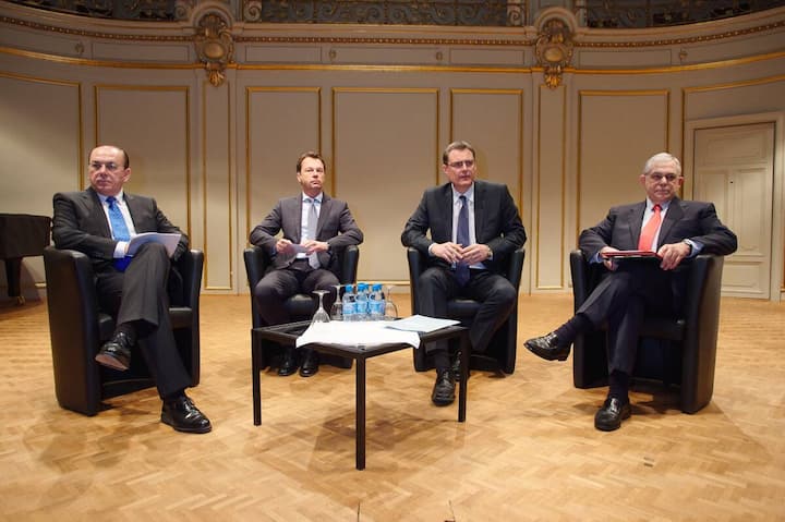 Axel A. Weber, VR-Präsident UBS AG; Dirk Schütz, Chefredaktor Bilanz; Thomas J. Jordan, Präsident des Direktoriums der Schweizerischen Nationalbank; Lucas Papademos, ehemaliger griechischer Premierminister und Ex-Vizepräsident der Europäischen Zentralbank