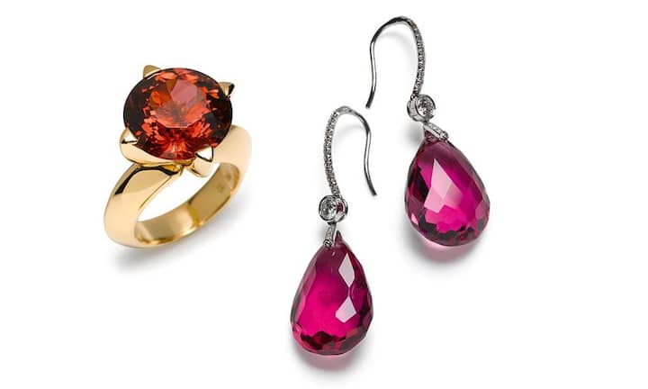 Prunkvoll: Mit diesen Ohrhängern vom Schweizer 
Unternehmen Türler kann die Trägerin mit anderen um die Wette strahlen. Die Rubelliten sind im edlen Briolettschliff verarbeitet und werden von 750er-Weissgold umrahmt. Die in das Weissgold eingearbeiteten Diamanten lassen die Ohrringe besonders funkeln. 
Türler, Ohrhänger, 21 900 Franken.