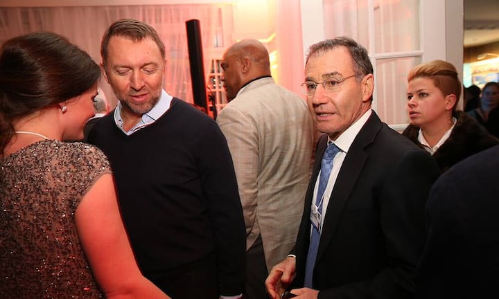 Ivan GlasenbergVermögen 4 bis 4,5 Milliarden Franken+ 2 Milliarden FrankenVor Jahresfrist steckte der Rohstoffkonzern Glencore in grössten Schwierigkeiten. CEO Ivan Glasenberg setzte von da an die finanzielle Gesundung zuoberst auf die Prioritätenliste. Mit Erfolg: Der kräftige Schuldenabbau hat ein Kursfeuerwerk sondergleichen gezündet; innert Jahresfrist haben sich die in London kotierten Aktien im Wert verdreifacht. PFlickr/CC