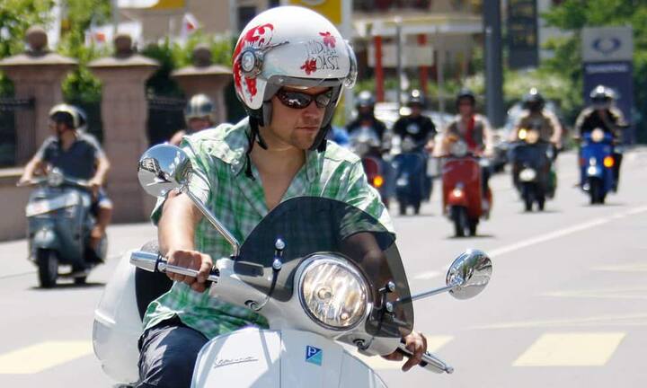 Die Vespa eignet sich nicht nur für den Alltag und zum Ausfahren, sie konnte auch einige Rekorde feiern. Spezial-Vespas erreichten Spitzengeschwindigkeiten von mehr als 170 Kilometern pro Stunde, sie durchquerten afrikanische Wüsten und ganze Kontinente. 1952 schwamm der Franzose Georges Monneret auf einer «Vespa Anfibia» gar durch den Ärmelkanal.