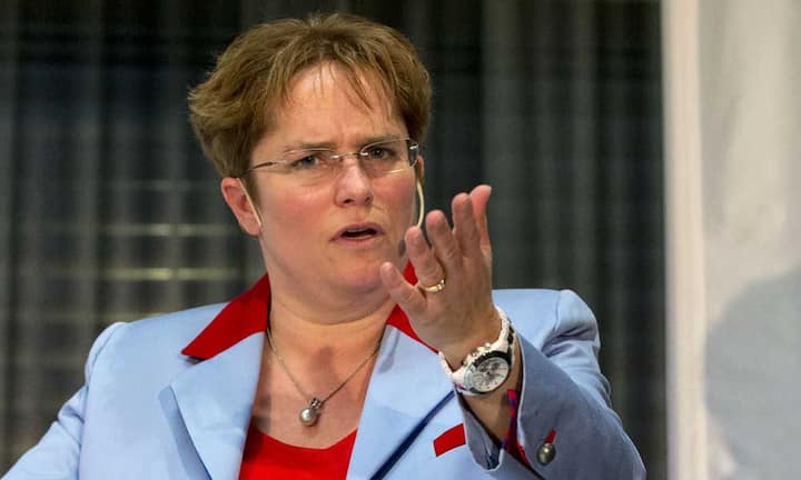 Magdalena Martullo-Blocher:Ihr Ehrgeiz ist kaum zu bremsen. Die Ems-Chemie, deren Führung sie 2003 vom Vater übernahm, läuft gut. Seit kurzem erklimmt Magdalena Martullo-Blocher auch die politische Karriereleiter. Nun muss sie ihr politisches Amt und die Interessen als Firmenchefin kombinieren.