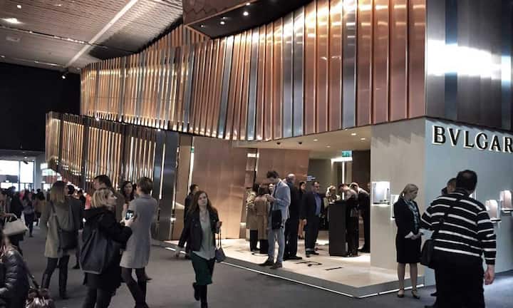 Am offiziellen Eröffnungstag für Besucher sind die Hallen gut besucht.